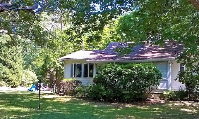 Southold Casa | Charming house walking distance from beautiful Kenney’s Beach