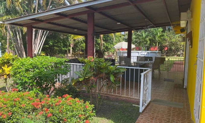 Coloncito Villa | Encantadora casa con piscina a minutos de la playa