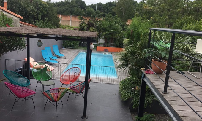 Carbon-Blanc Villa | Encantadora casa con piscina