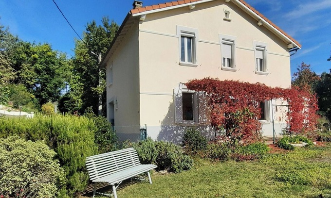 Quillan Casa | Bonita casa con jardín con vistas a la ciudad.