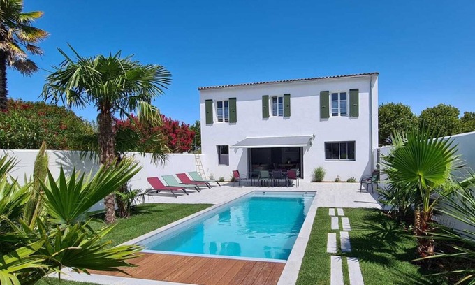 La Flotte Villa | Charming house with heated swimming pool in the village center, partial sea view