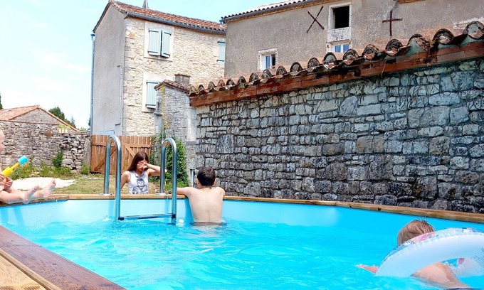 Vaylats Casa | Casa Encantadora con Piscina y Jacuzzi - Estancia Familiar en el Lot