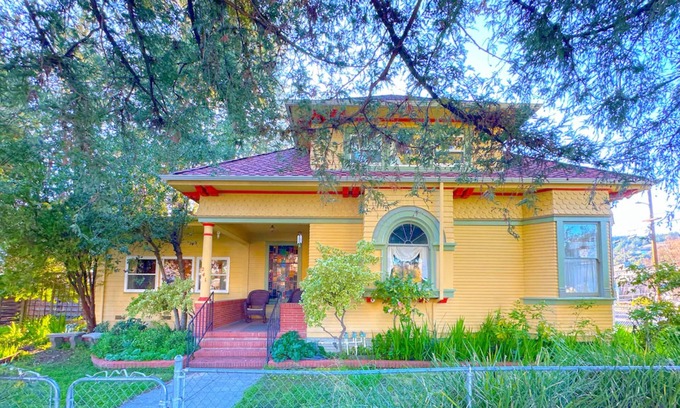 Cloverdale Casa | Charming house with full kitchen & w/d, great location & dog-friendly