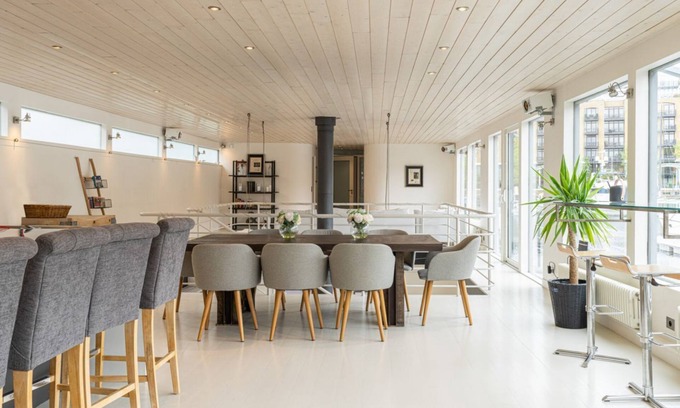 Tower Hill Alquiler De Eote | Charming houseboat featuring a sauna