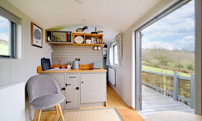 Sidmouth Cabina | Charming Hut w/ Outdoor Bath & Decking, Sea Views