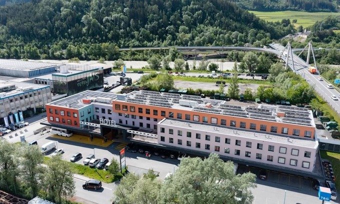 Hall In Tirol Casa | Charming Hwest Hotel Hall with WiFi and AC in wonderful Hall in Tirol
