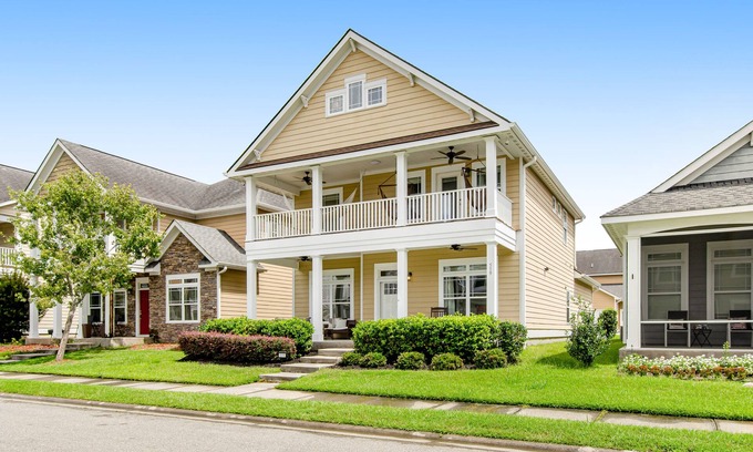 Port Wentworth Casa | Charming, immaculate coastal home with furnished porches, AC, & washer/dryer