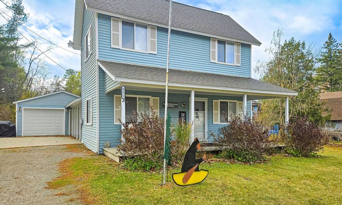 Indian River Casa | Charming in Town Home w/ Backyard Patio, Fire Pit, just steps from Indian River!