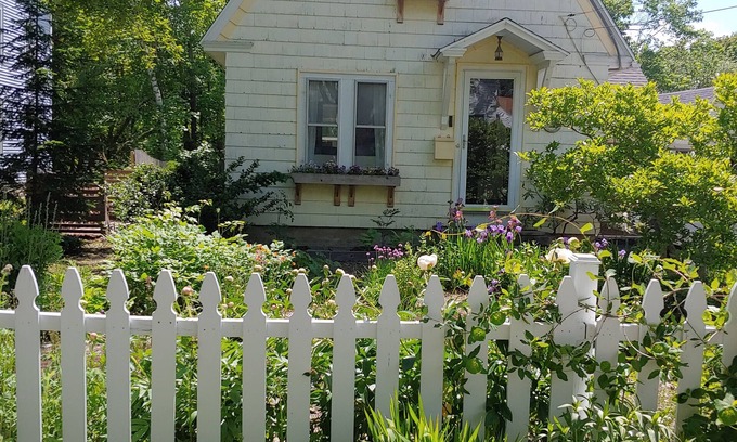 Rockland Cabaña | Charming In-Town Rockland Home
