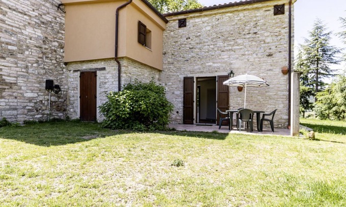 Calmazzo Apartamento | Charming independent farmhouse of about 100 sqm, perfect for 4 people, structured on two levels (second floor accessible by stairs).The property is a Rustico dating back to the 19th century, completely renovated, and is located in the heart of Val Metaur