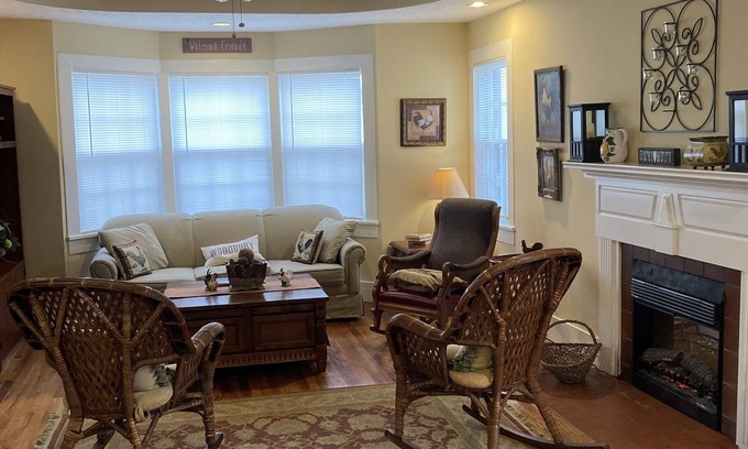 Woodbury Hotel | Charming Inn and Suites in the heart of Woodbury!