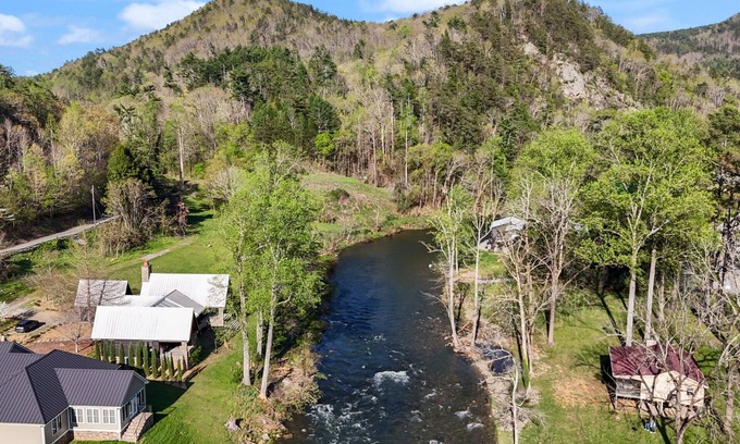 Tellico Plains Hotel | Charming Inn as you Enter Cherokee National Forest, The Munz Room 6C
