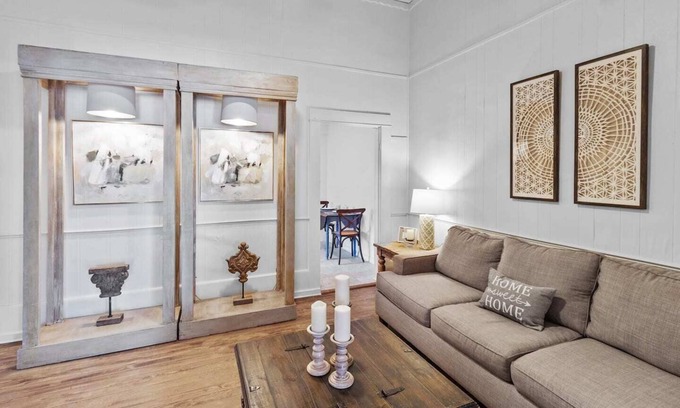Mooringsport Casa | Charming Ivy House has cozy living spaces adorned with charming decor and inviting furnishings.