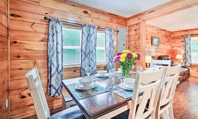 Jamestown Cabina | Charming Jamestown Cabin w/ Large Backyard!
