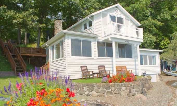 Town of Jerusalem Cabaña | Charming Keuka Lake Cottage with gorgeous views and private beach