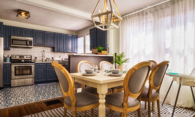 Wesley Heights Casa | Spacious Family Home! Close to CLT Uptown! Dog OK!