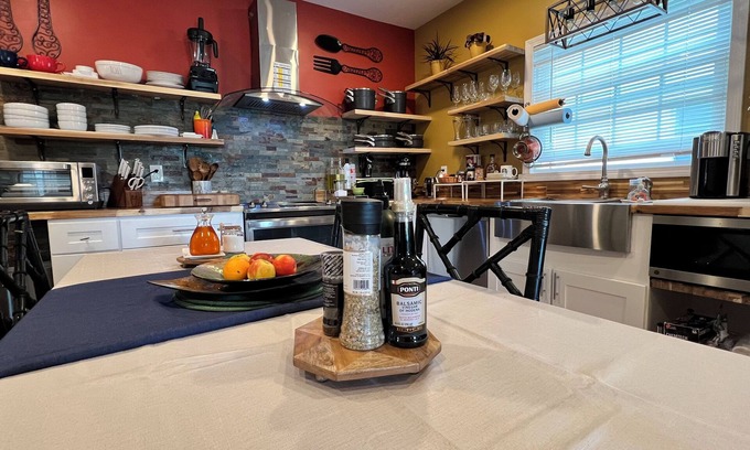 East Providence Apartamento | Charming Kitchen w/ 2-bedroom apartment with WIFI, AC in lovely East Providence