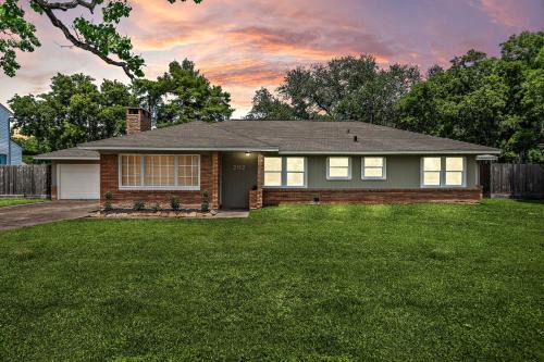 Shoreacres Casa | Charming La Porte Retreat Spacious 3BR 2BA Home with Outdoor Living Space