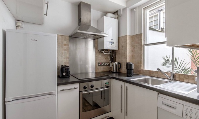 St. Helen's Apartamento | Charming Ladbroke Grove 2BR w/Outdoor Space, nr Shopping, by Blueground