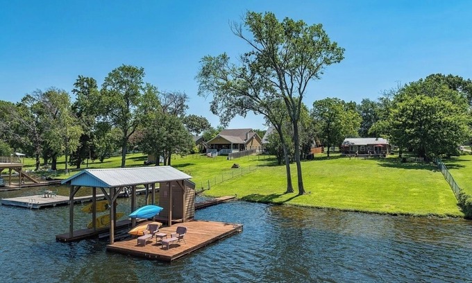 Athens Cabaña | Charming Lake Athens Waterfront Cottage: Families, Fisherman, Pets, Canton