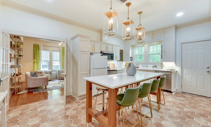 Lake Charles Apartamento | Charming Lake Charles Vacation Rental w/ Yard