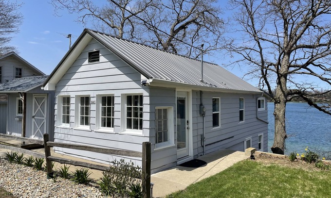 Howe Cabaña | Charming Lake Cottage! Close to Shipshewana, Clean Lake, Boat Rentals
