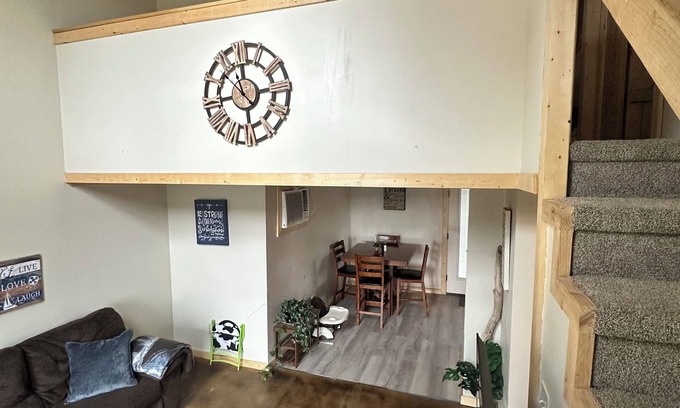 Grove Casa | Charming lake cottage overlooking Grand lake
