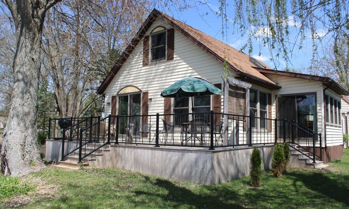 Coldwater Cabaña | Charming lake front 3-bedroom cottage in Coldwater, Michigan