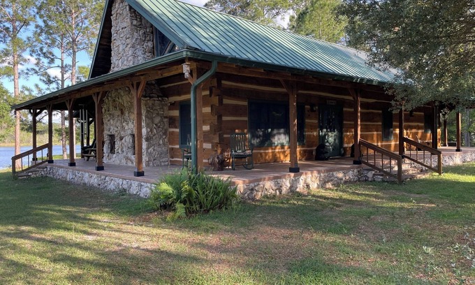 Paisley Cabina | Charming Lake Front Cabin
