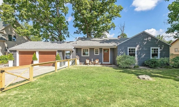 Hastings Cabaña | Charming Lake Front Cottage