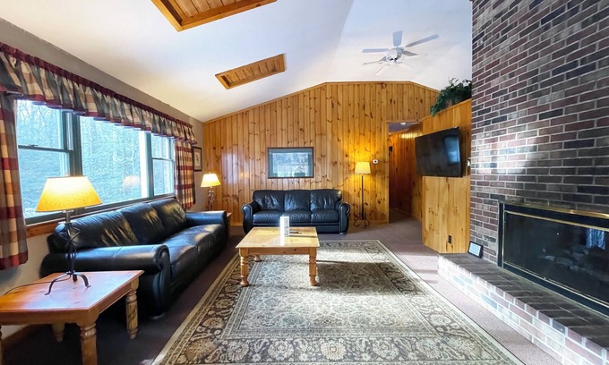 Reeders Cabina | Charming Lake Front Cabin in the Poconos