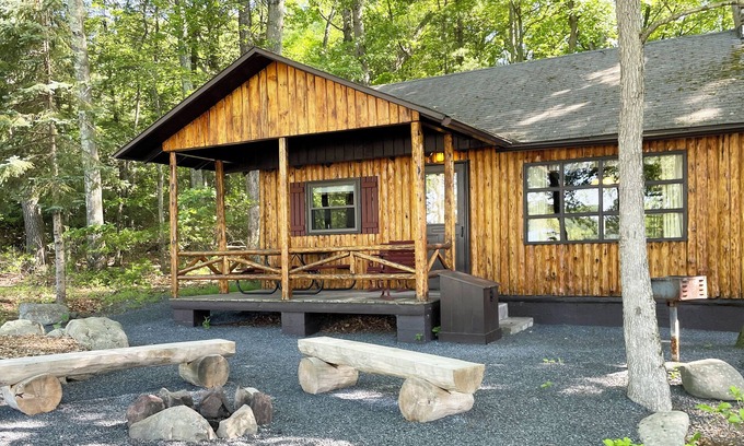 Reeders Cabina | Charming Lake Front Log Cabin with Fire Pit in the Poconos