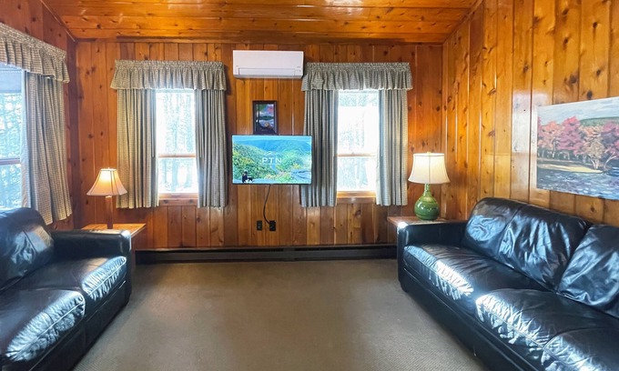Reeders Cabina | Charming Lake Front Cabin in the Poconos