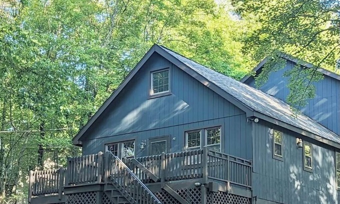 Lake Harmony Estates Casa | Charming Lake Harmony Chalet Cabin w/ King Bed, Close to Lake