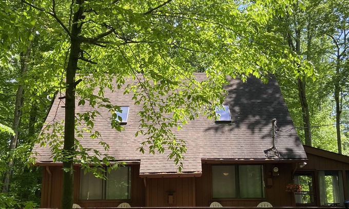 Pocono Pines Cabina | Charming Lake Naomi Cabin. Temporary Memberships available for weekly rentals.