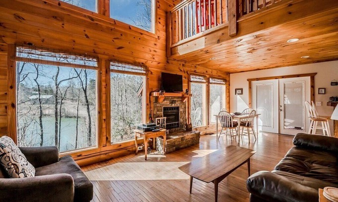 Cleveland Cabina | Cabina de lujo con vista al lago | 2BR 2BA | Bañera de hidromasaje | Sala de juegos | La pesca | Pozo de fuego
