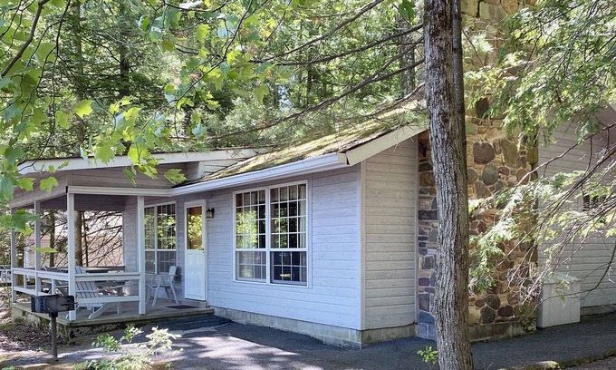 Reeders Cabina | Charming Lake View Cabin in the Poconos on Private Resort