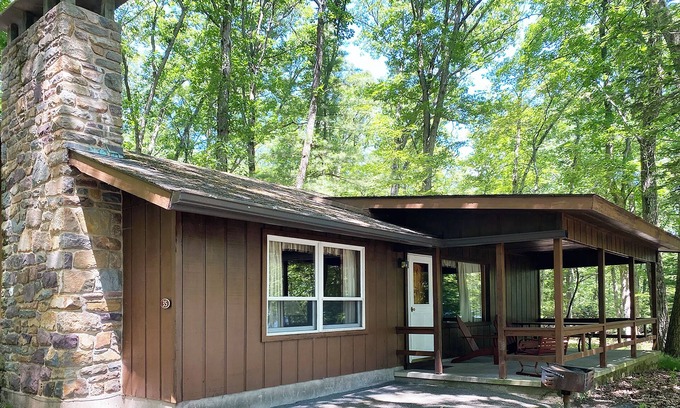Reeders Cabina | Charming Lake View Cabin in the Poconos on Private Resort