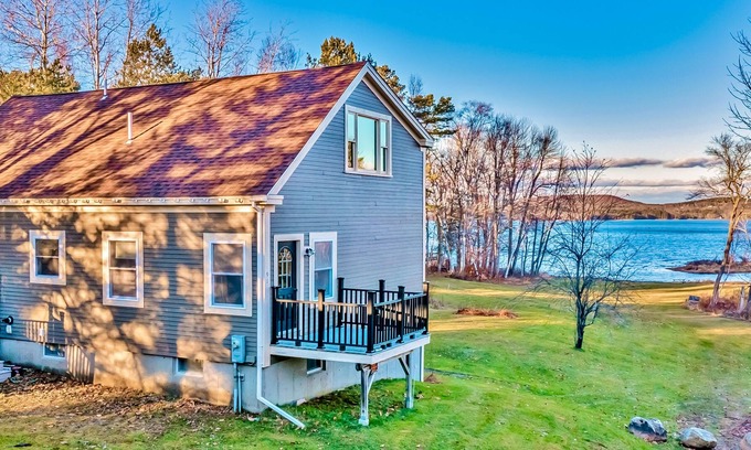Belfast Apartamento | Charming lakefront apartment with balcony, full kitchen, & washer/dryer