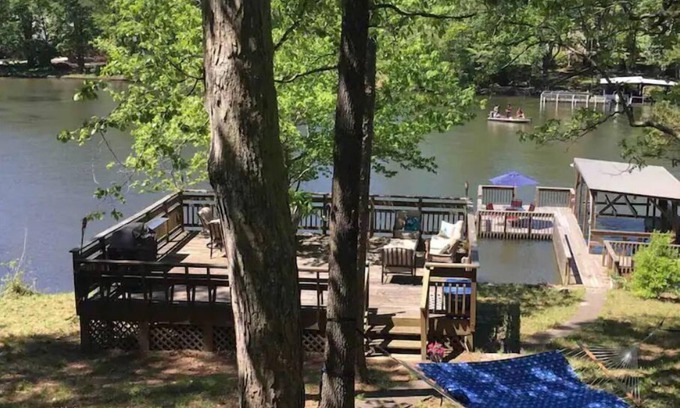 New London Casa | Charming lakefront home