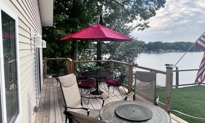 Sister Lakes Casa | Charming lakefront home on all-sports Little Crooked Lake in Sister Lakes