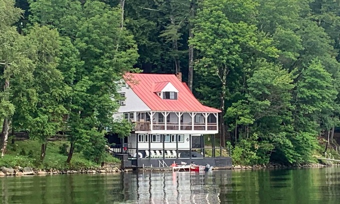 Winthrop Casa | Charming Lakefront Home: Big Porches, Kayaks & Room to Gather