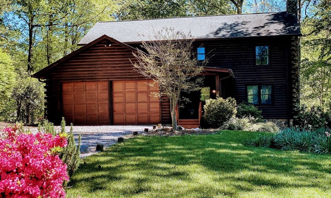 Mooresville Cabina | Charming Lakefront Log Cabin on LKN Quiet Cove