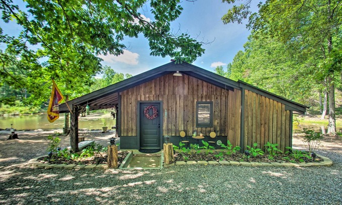 Ridge Cabina | Charming Lakefront Cabin: Fish, Hike & More!