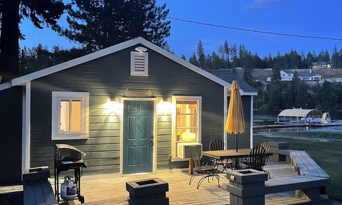 Spirit Lake Cabina | Charming Lakefront Fireside 3BR in Spirit Lake with Dock-space WiFi, AC, Pets OK