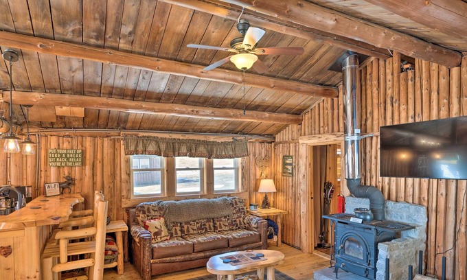 Pittsburg Cabina | Charming Lakeside Cabin w/ Deck and Shared Dock!
