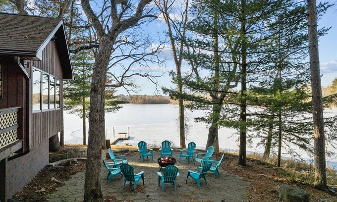 Wautoma Casa | Charming Lakeside Escape on Peaceful Nature Lake
