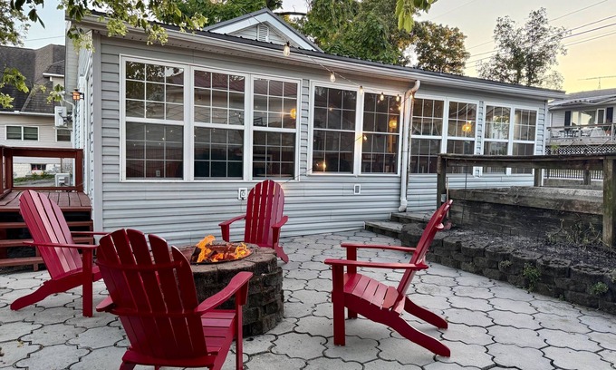 Lakeview Casa | Charming Lakeview Cottage w/Water View - Pet Friendly