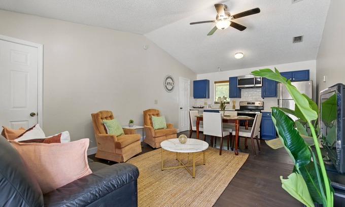 Hunt Club Cabaña | Charming Large 1-bedroom cottage with AC, WiFi in serene Loxahatchee