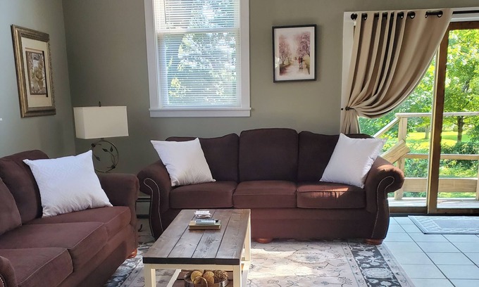 East Haven  Rutland County Apartamento | Charming, Large, 2-bedroom apartment with AC, and fast WIFI. Self-Check In.